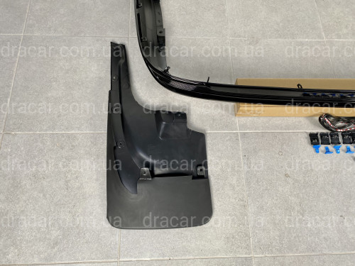 Обвес юбка заднего бампера Executive Lounge Toyota Land Cruiser 200 2015-2021 стиль 2019 / 2021 черный цвет артикул 7601