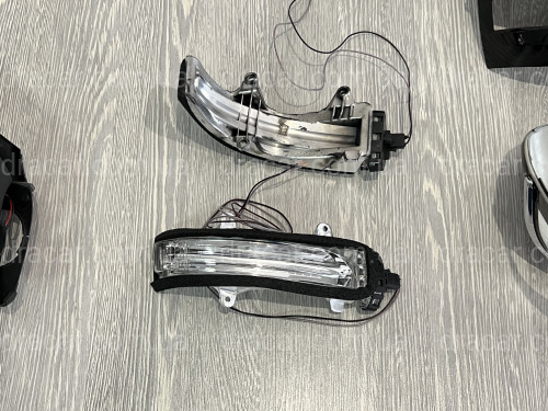 Крышки зеркал Executive Lounge с повторителями поворотов и подсветкой Toyota Land Cruiser 200 / Prado 150 / LX 570 цвет черный артикул 7739