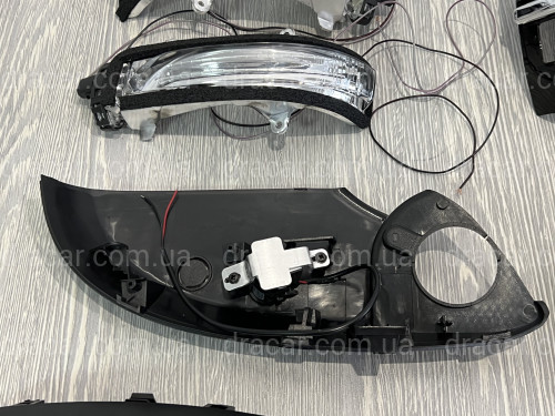 Крышки зеркал Executive Lounge с повторителями поворотов и подсветкой Toyota Land Cruiser 200 / Prado 150 / LX 570 цвет черный артикул 7739