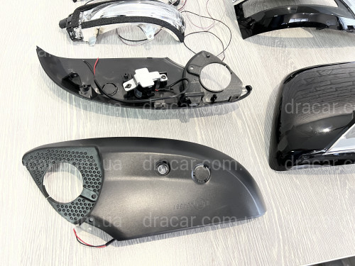 Крышки зеркал Executive Lounge с повторителями поворотов и подсветкой Toyota Land Cruiser 200 / Prado 150 / LX 570 цвет черный артикул 7739