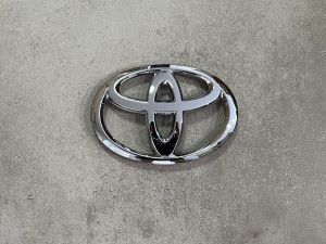 Эмблема лого на решетку Toyota Land Cruiser 200 2012-2015