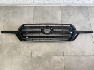 Решетка радиатора с ресницами BLACK Toyota Land Cruiser 200 2015-2022