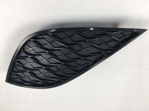Заглушка в бампер права Toyota Camry SE / XSE 70 2018+