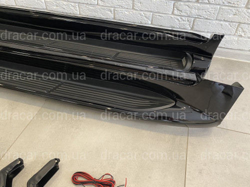 Пороги ОЕМ Toyota Land Cruiser 200 2007-2021 / Lexus LX 570 2007-2015 з підсвічуванням в стилі Lexus (колір чорний) артикул 4080