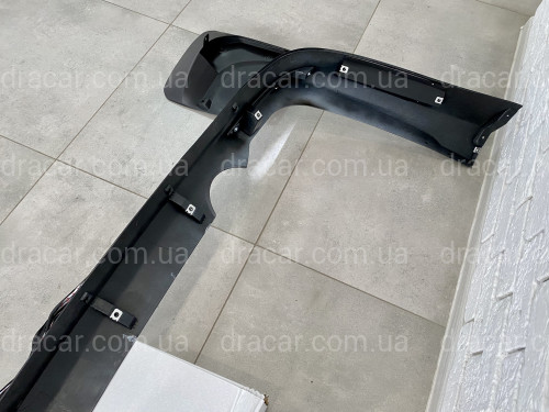Спідниця заднього бампера Toyota Land Cruiser 200 2007-2015 у чорному кольорі артикул 3417