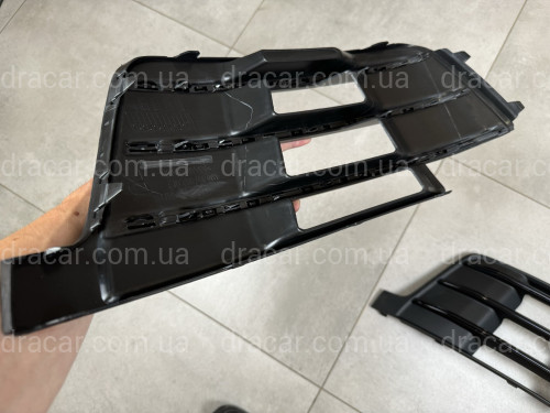 Решітки бамперу S-Line БЕЗ РАДАРУ Audi Q7 4M 2015-2019 чорні 2шт, ліва 4M0 807 681 D GXE T94 / права 4M0 807 682 D GXE T94 артикул 8571