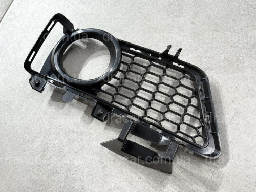 Накладка на протитуманну фару права M пакет 51118062632 BMW 3 series F30 F31 2012-2018 артикул 1842